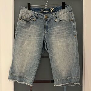 Seven7 Light Wash Capri Jeans